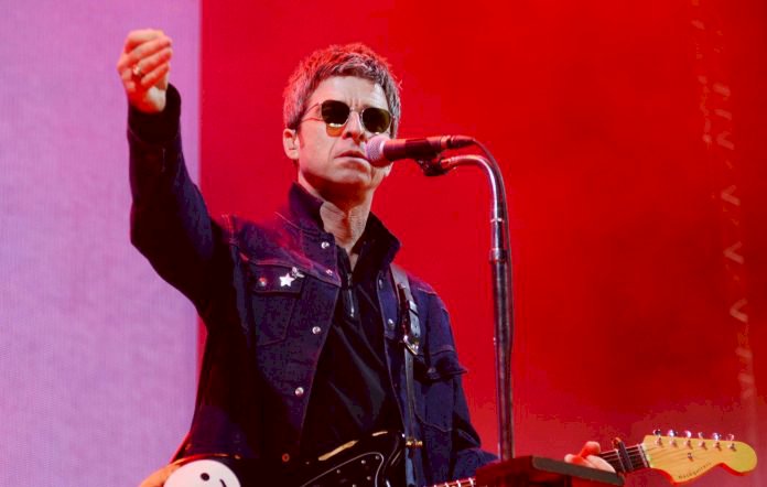 Noel Gallagher esquece letra enquanto canta:
